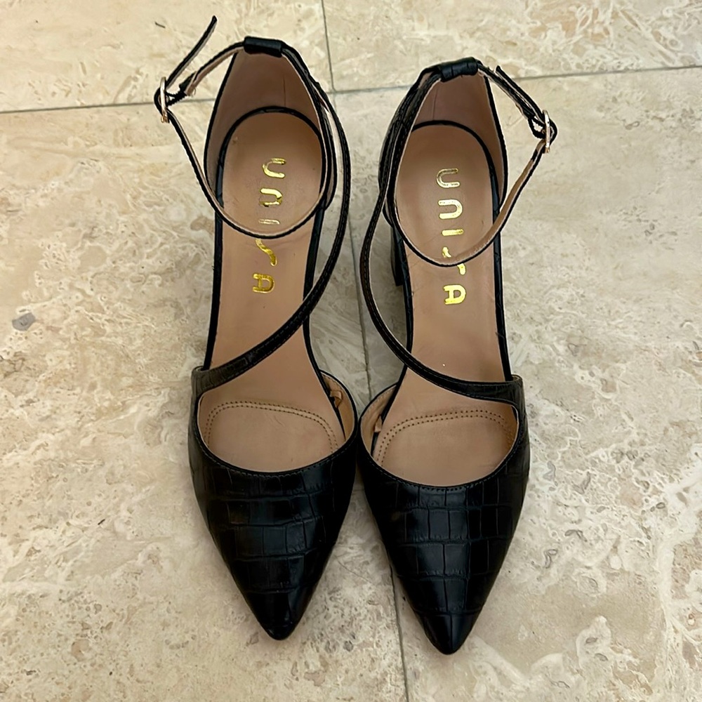 NWOT - elegant brown women’s alligator print heels